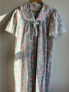 Floral Pastel Short-Sleeve Nightgown with Lace Collar - Soft Pink & Blue